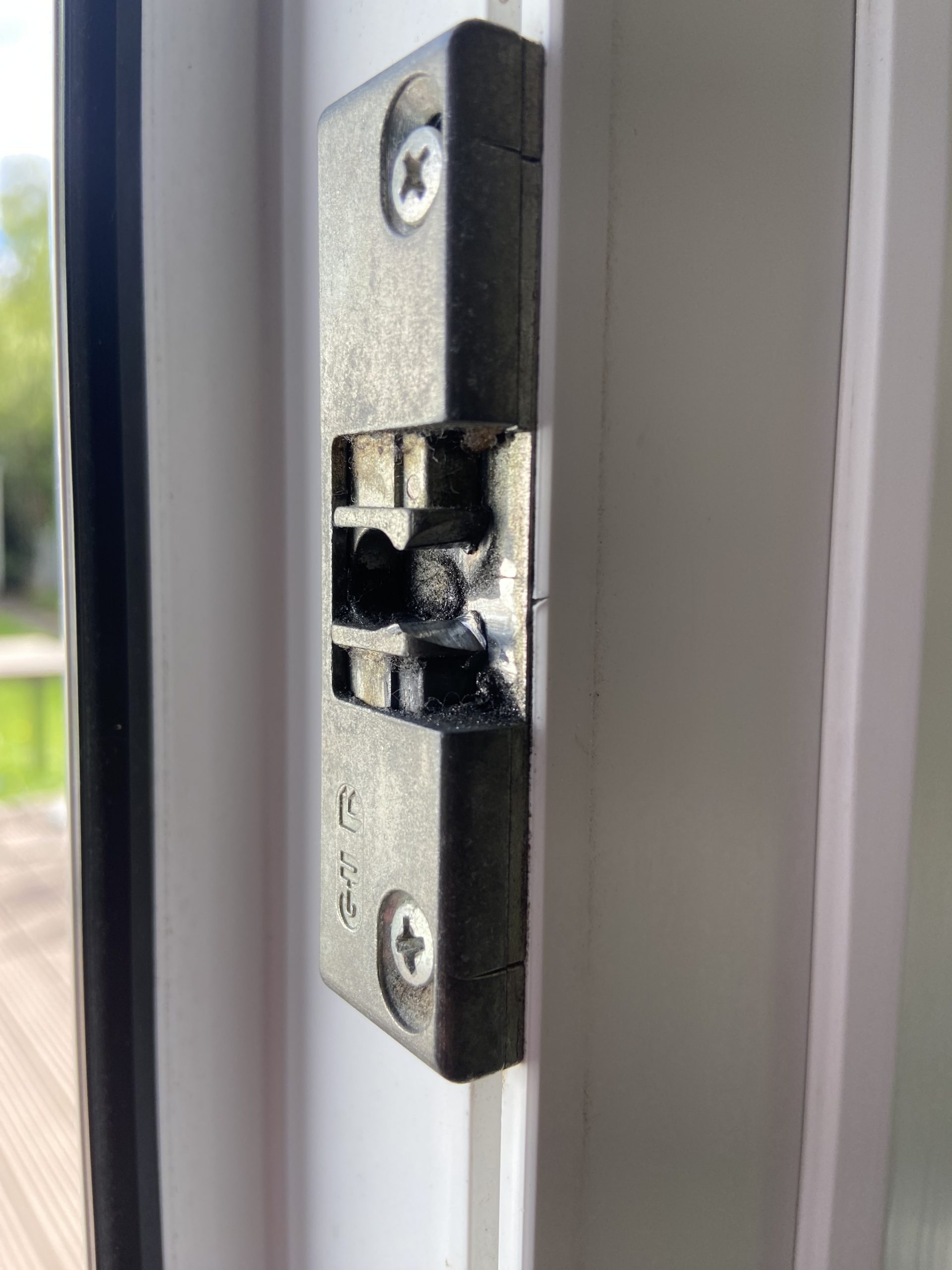 Schließmechanismus eines weißen Fensters aus Kunststoff. Schnäpper